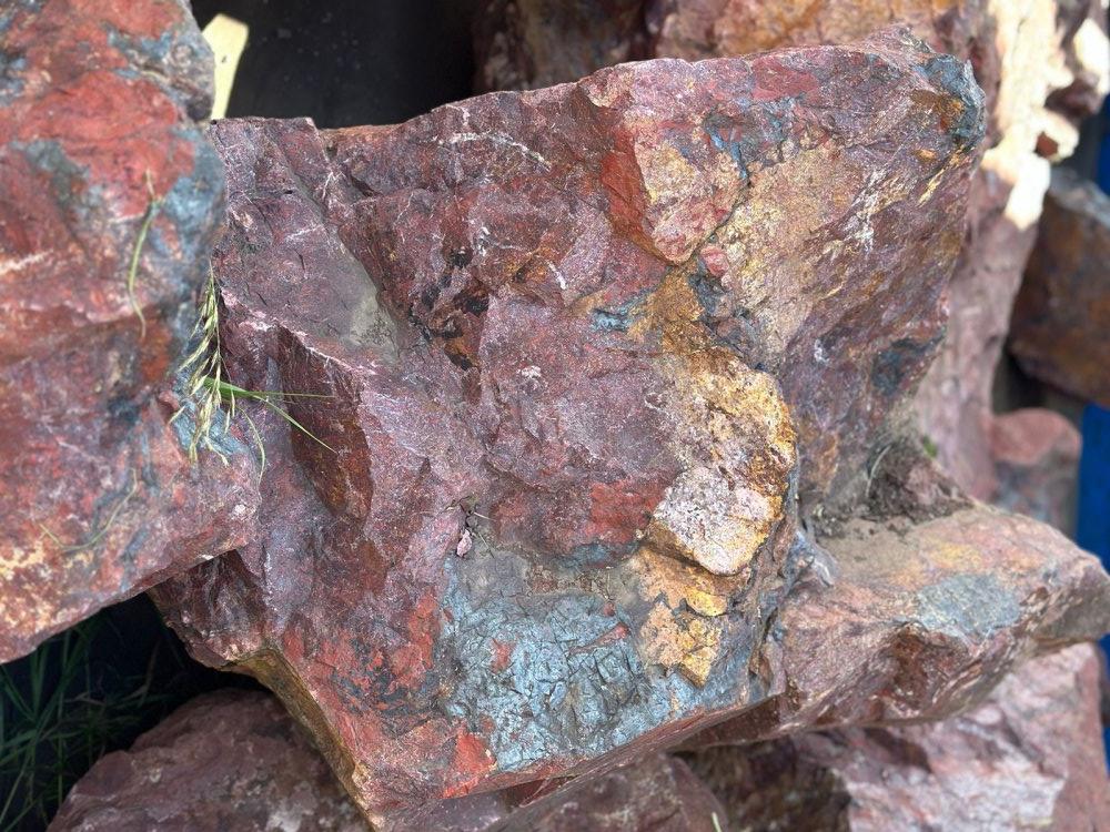 Камни для ландшафтного дизайна красно-фиолетовые 10-60 килограмм купить в Чехову