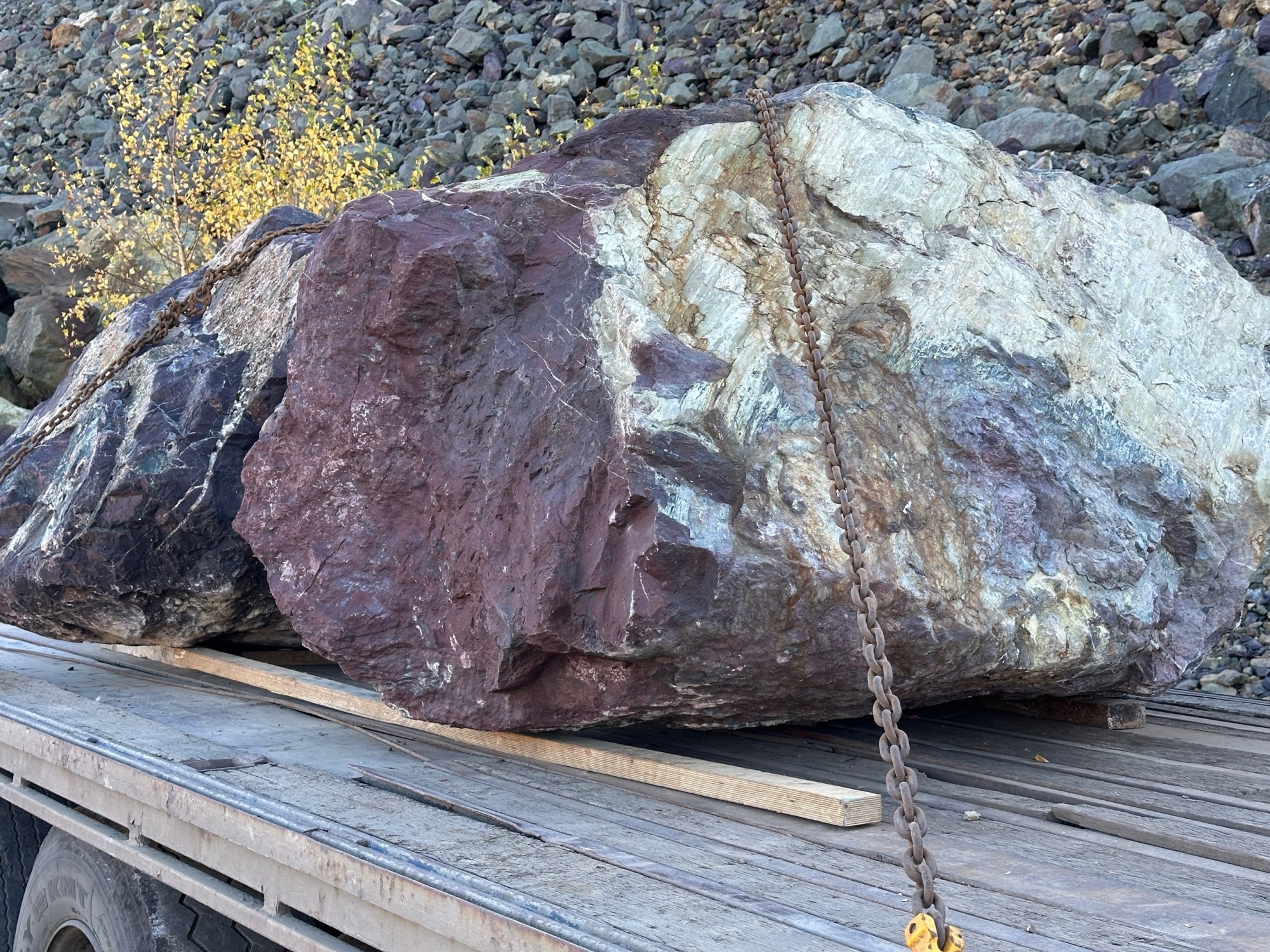 Огромные красно-фиолетовые валуны для ландшафтного дизайна весом более 5 тонн купить в Чехову