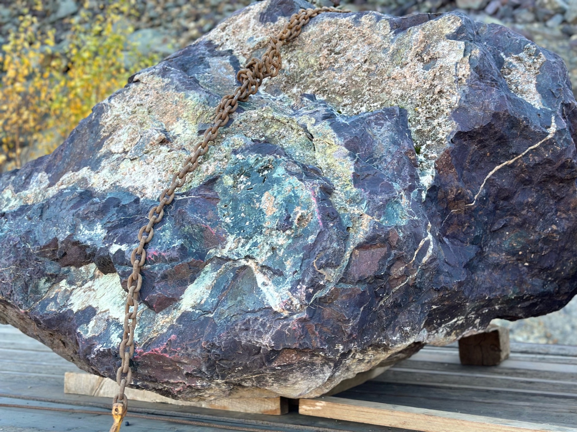 Огромные красно-фиолетовые валуны для ландшафтного дизайна весом более 5 тонн купить в Чехову