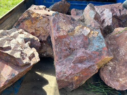 Ландшафтные глыбы красно-фиолетовые 200-1000 килограмм купить в Чехову