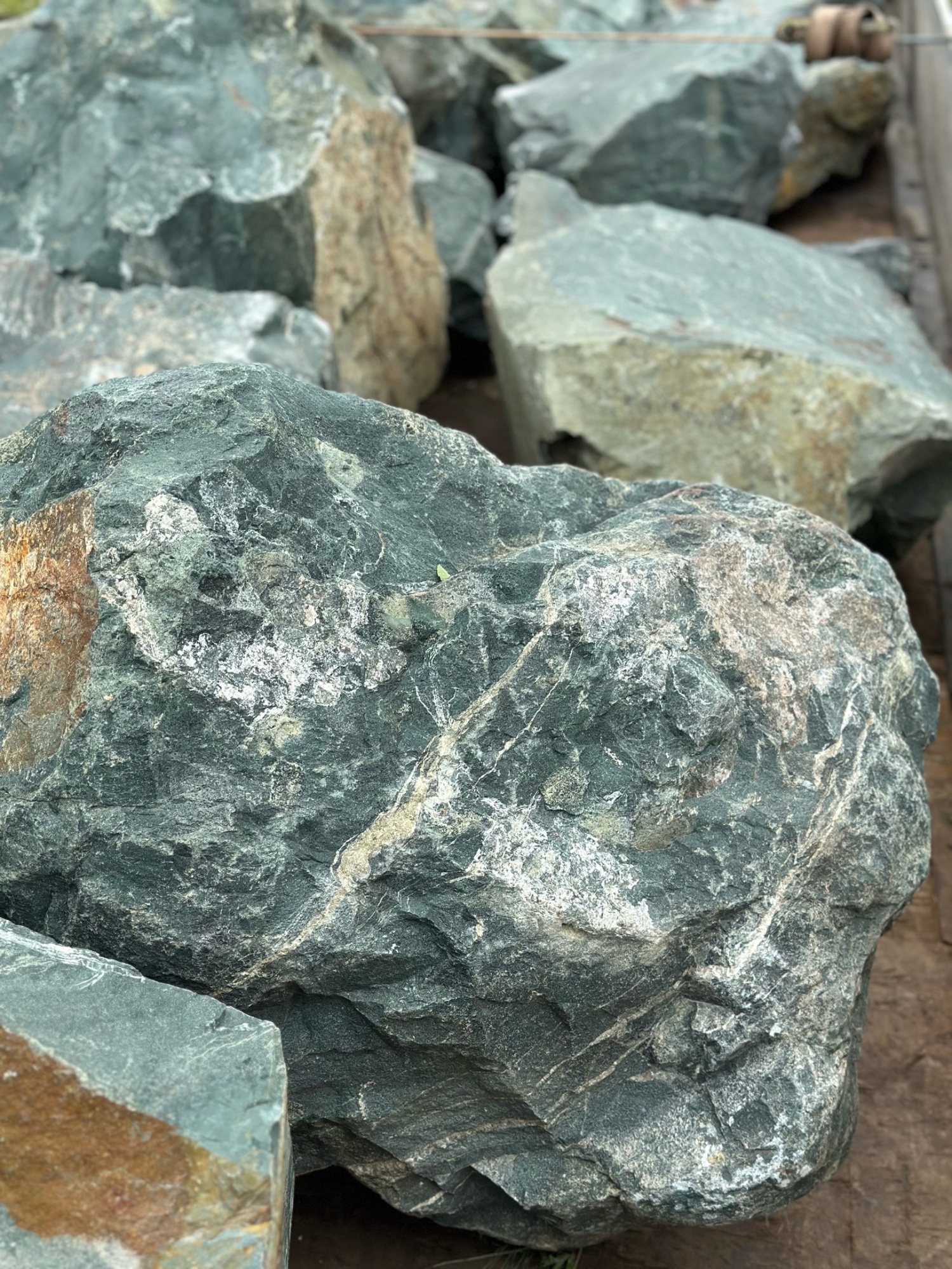 Камни для ландшафтного дизайна зелёные 10-60 килограмм купить в Чехову