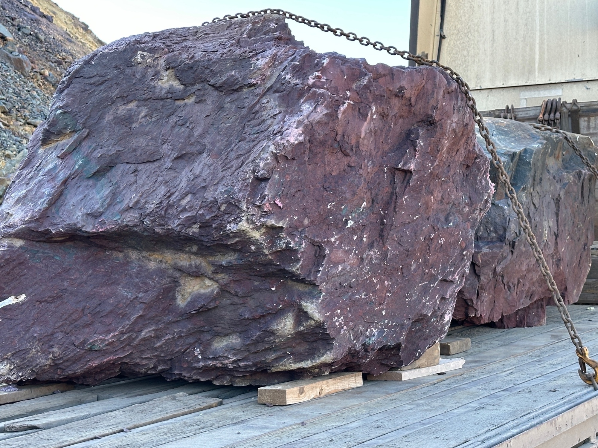 Огромные красно-фиолетовые валуны для ландшафтного дизайна весом более 5 тонн купить в Чехову