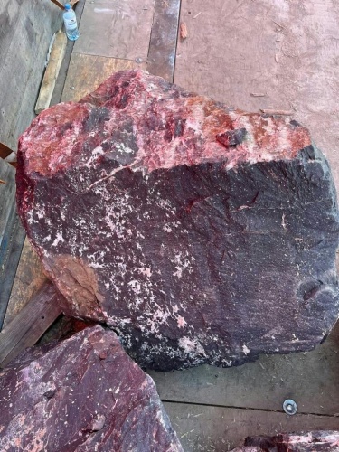 Камни для ландшафтного дизайна красно-фиолетовые 10-60 килограмм купить в Чехову