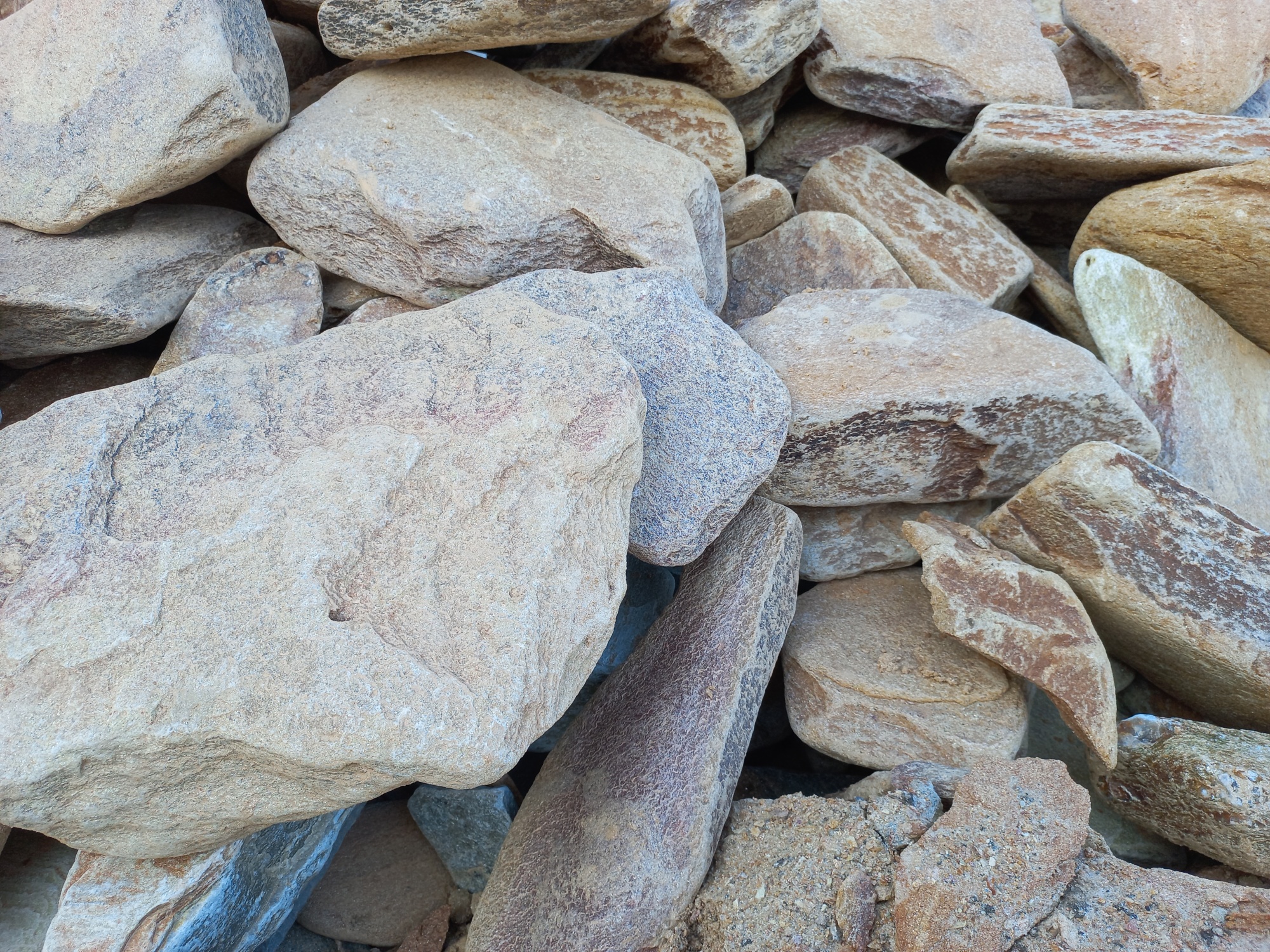 Златолит жёлтый, жёлто-зелёный глыбки и валуны для ланшафтного дизайна купить в Чехову