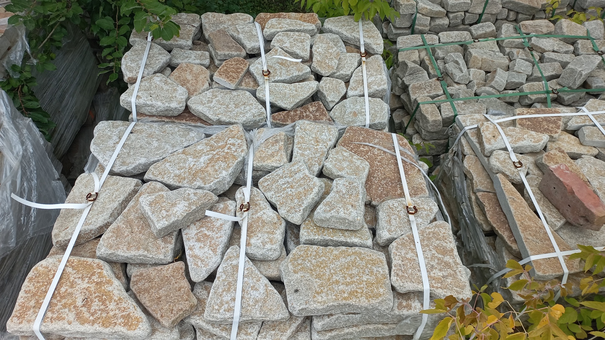 Гранитный плитняк галтованный для мощения купить в Чехову