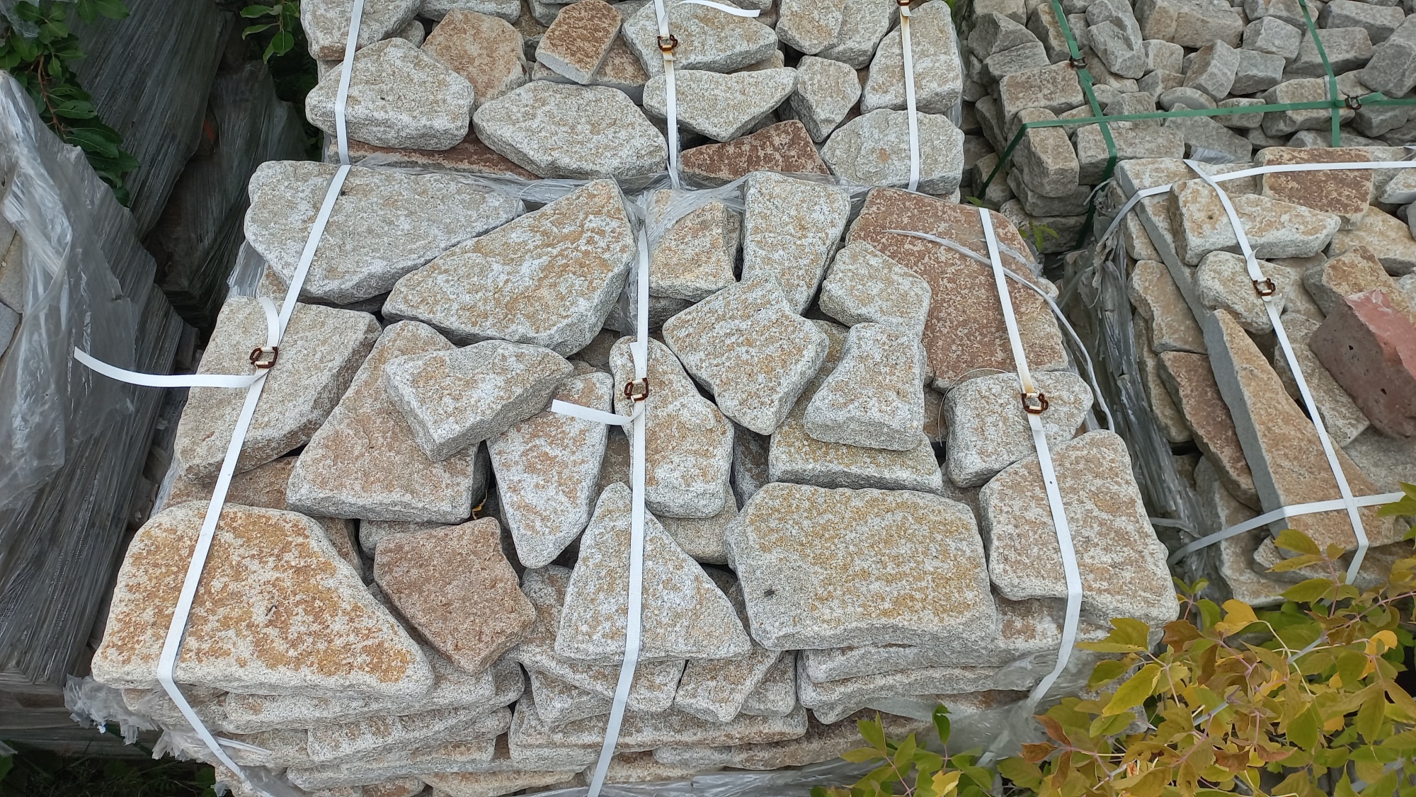 Плитняк галтованный гранитный для ландшафтного дизайна купить в Чехову