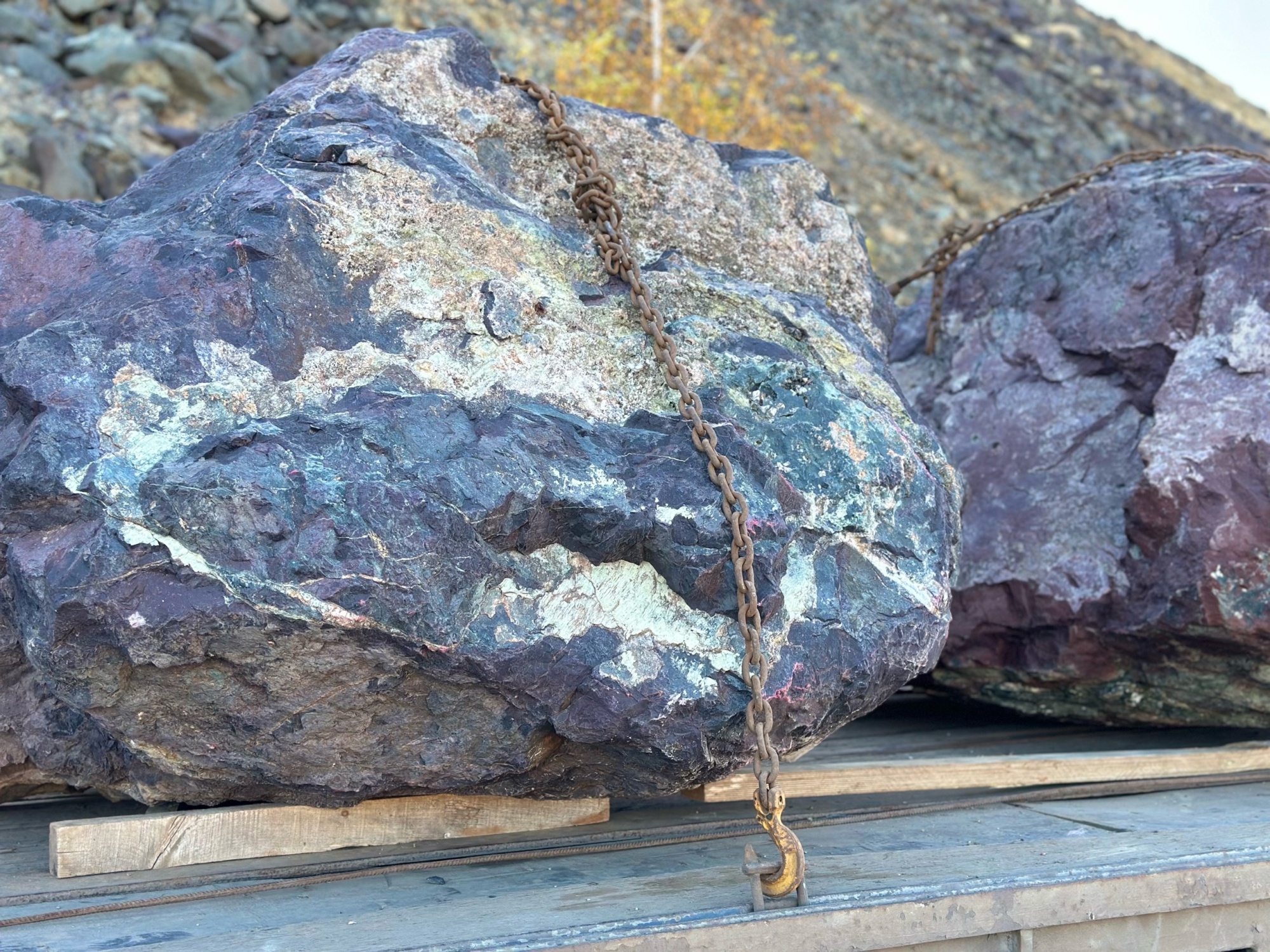 Огромные красно-фиолетовые валуны для ландшафтного дизайна весом более 5 тонн купить в Чехову